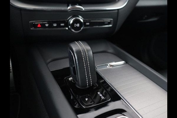 Volvo XC60 2.0 Recharge T8 AWD R-Design | Panoramadak | Head-Up | Trekhaak | 360 Camera | Leder | Stoelverwarming | Harman/Kardon | Carplay | Achterbankverwarming | Digital Cockpit | Full LED