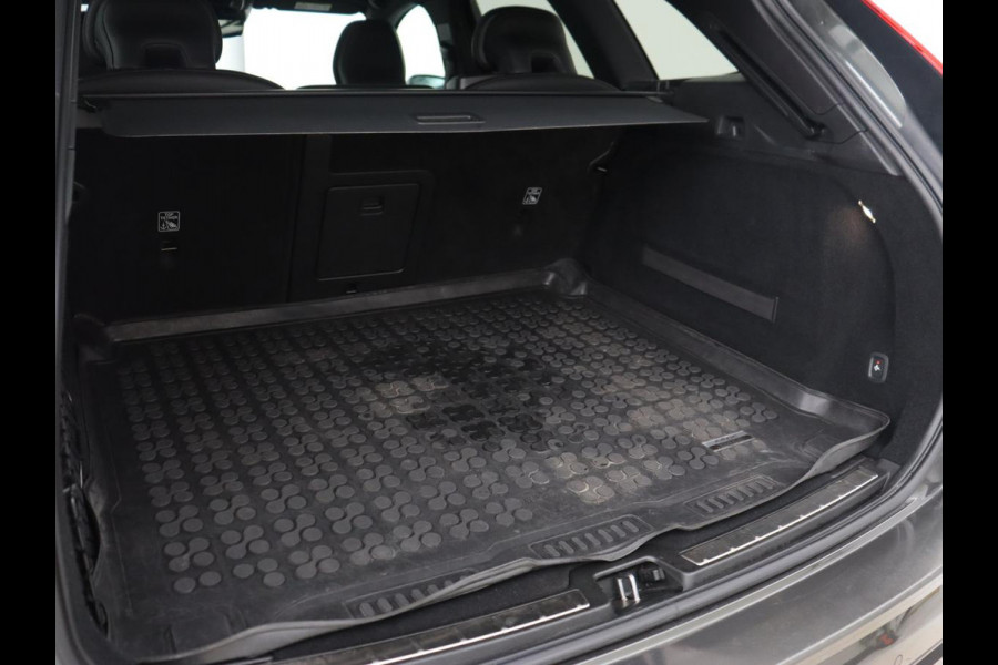 Volvo XC60 2.0 Recharge T8 AWD R-Design | Panoramadak | Head-Up | Trekhaak | 360 Camera | Leder | Stoelverwarming | Harman/Kardon | Carplay | Achterbankverwarming | Digital Cockpit | Full LED
