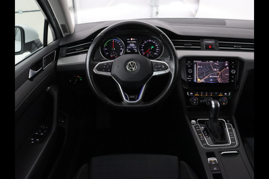 Volkswagen Passat 1.4 TSI PHEV GTE | Panoramadak | Stoelverwarming | Trekhaak | Camera | Adaptive cruise | Matrix LED | Carplay | Navigatie