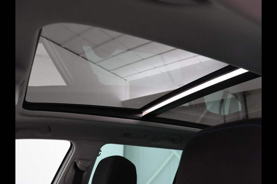 Volkswagen Passat 1.4 TSI PHEV GTE | Panoramadak | Stoelverwarming | Trekhaak | Camera | Adaptive cruise | Matrix LED | Carplay | Navigatie