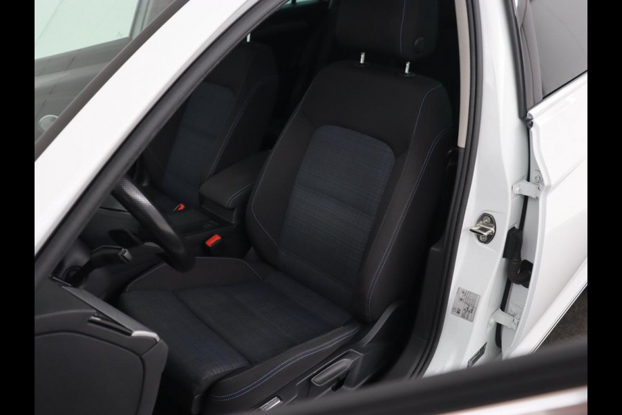 Volkswagen Passat 1.4 TSI PHEV GTE | Panoramadak | Stoelverwarming | Trekhaak | Camera | Adaptive cruise | Matrix LED | Carplay | Navigatie