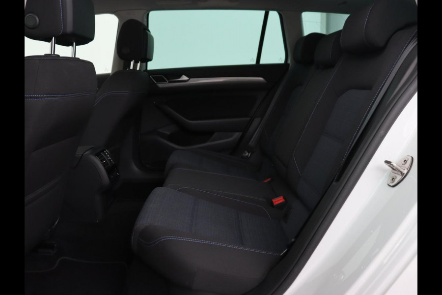 Volkswagen Passat 1.4 TSI PHEV GTE | Panoramadak | Stoelverwarming | Trekhaak | Camera | Adaptive cruise | Matrix LED | Carplay | Navigatie