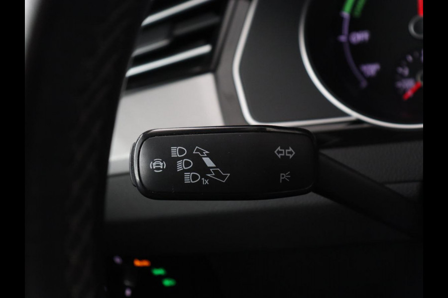 Volkswagen Passat 1.4 TSI PHEV GTE | Panoramadak | Stoelverwarming | Trekhaak | Camera | Adaptive cruise | Matrix LED | Carplay | Navigatie