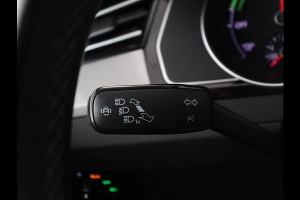 Volkswagen Passat 1.4 TSI PHEV GTE | Panoramadak | Stoelverwarming | Trekhaak | Camera | Adaptive cruise | Matrix LED | Carplay | Navigatie