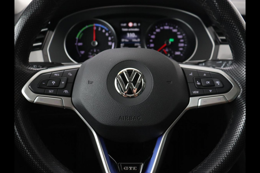 Volkswagen Passat 1.4 TSI PHEV GTE | Panoramadak | Stoelverwarming | Trekhaak | Camera | Adaptive cruise | Matrix LED | Carplay | Navigatie