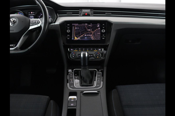 Volkswagen Passat 1.4 TSI PHEV GTE | Panoramadak | Stoelverwarming | Trekhaak | Camera | Adaptive cruise | Matrix LED | Carplay | Navigatie
