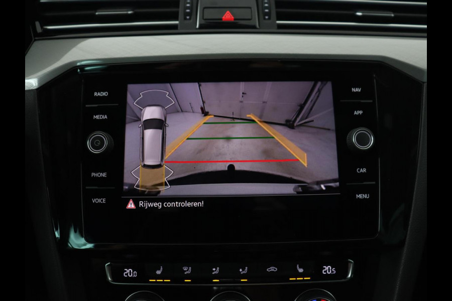 Volkswagen Passat 1.4 TSI PHEV GTE | Panoramadak | Stoelverwarming | Trekhaak | Camera | Adaptive cruise | Matrix LED | Carplay | Navigatie