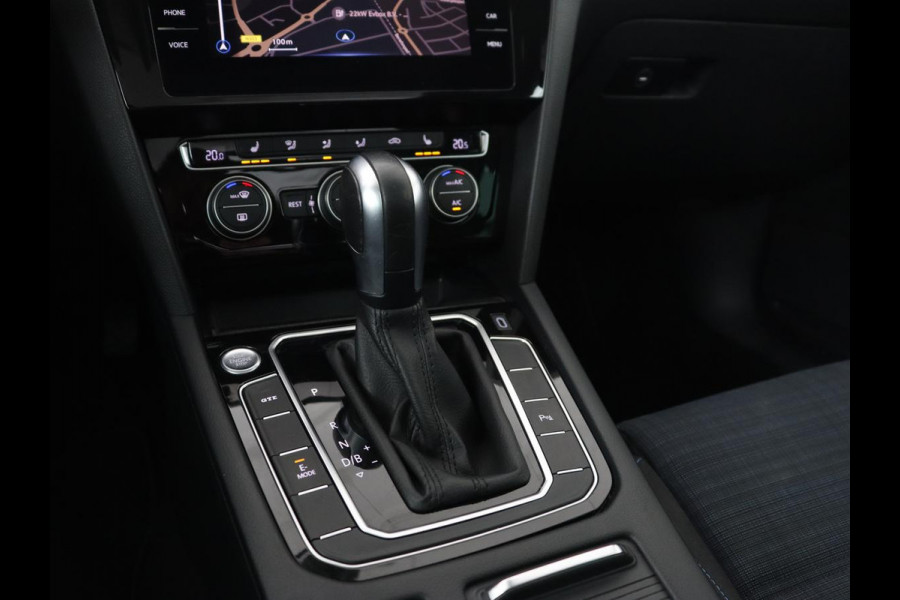 Volkswagen Passat 1.4 TSI PHEV GTE | Panoramadak | Stoelverwarming | Trekhaak | Camera | Adaptive cruise | Matrix LED | Carplay | Navigatie