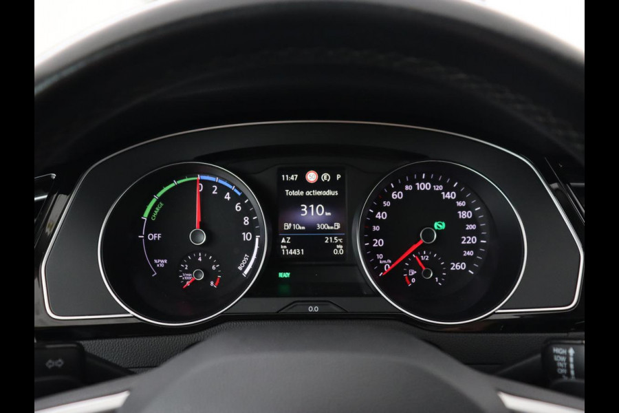 Volkswagen Passat 1.4 TSI PHEV GTE | Panoramadak | Stoelverwarming | Trekhaak | Camera | Adaptive cruise | Matrix LED | Carplay | Navigatie