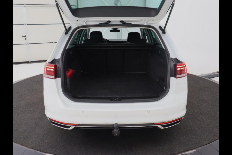 Volkswagen Passat 1.4 TSI PHEV GTE | Panoramadak | Stoelverwarming | Trekhaak | Camera | Adaptive cruise | Matrix LED | Carplay | Navigatie