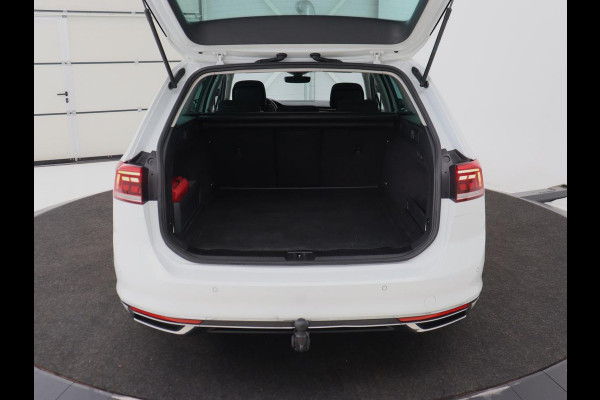 Volkswagen Passat 1.4 TSI PHEV GTE | Panoramadak | Stoelverwarming | Trekhaak | Camera | Adaptive cruise | Matrix LED | Carplay | Navigatie