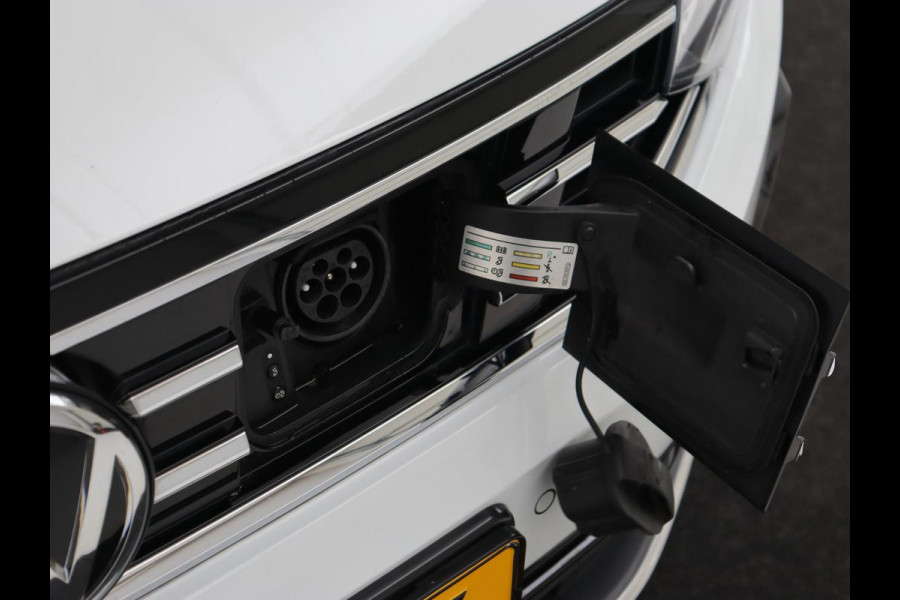 Volkswagen Passat 1.4 TSI PHEV GTE | Panoramadak | Stoelverwarming | Trekhaak | Camera | Adaptive cruise | Matrix LED | Carplay | Navigatie