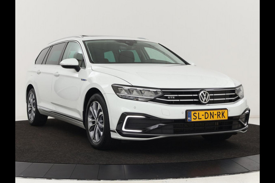 Volkswagen Passat 1.4 TSI PHEV GTE | Panoramadak | Stoelverwarming | Trekhaak | Camera | Adaptive cruise | Matrix LED | Carplay | Navigatie