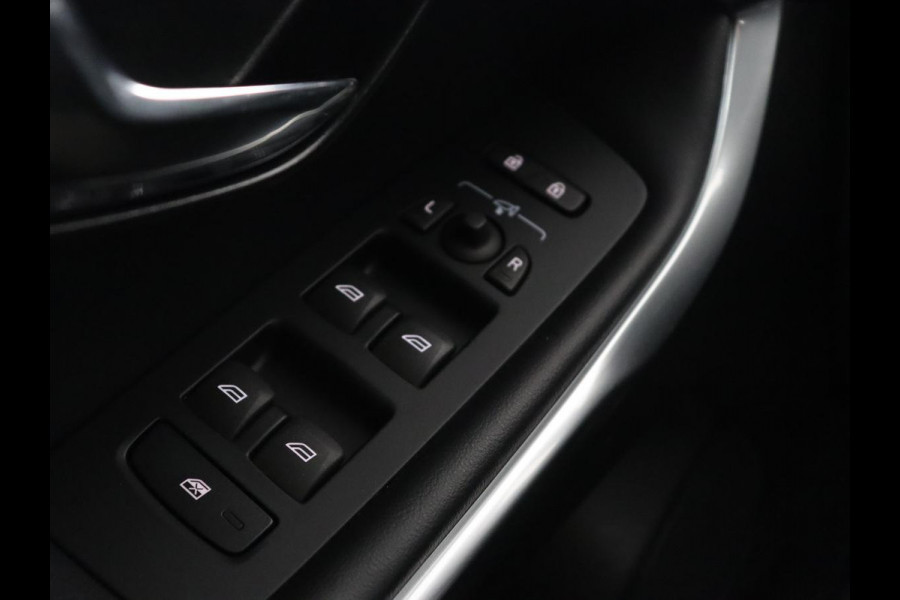 Volvo V40 2.0 T4 Business Sport | Stoelverwarming | Leder/Alcantara | Full LED | Navigatie | Climate control | Climate control | Parkeerhulp | R-Design