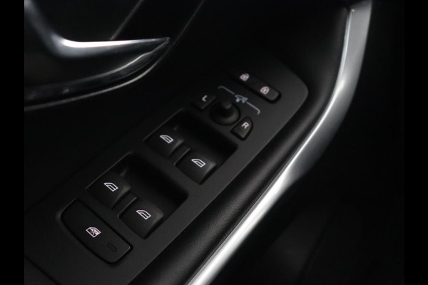 Volvo V40 2.0 T4 Business Sport | Stoelverwarming | Leder/Alcantara | Full LED | Navigatie | Climate control | Climate control | Parkeerhulp | R-Design
