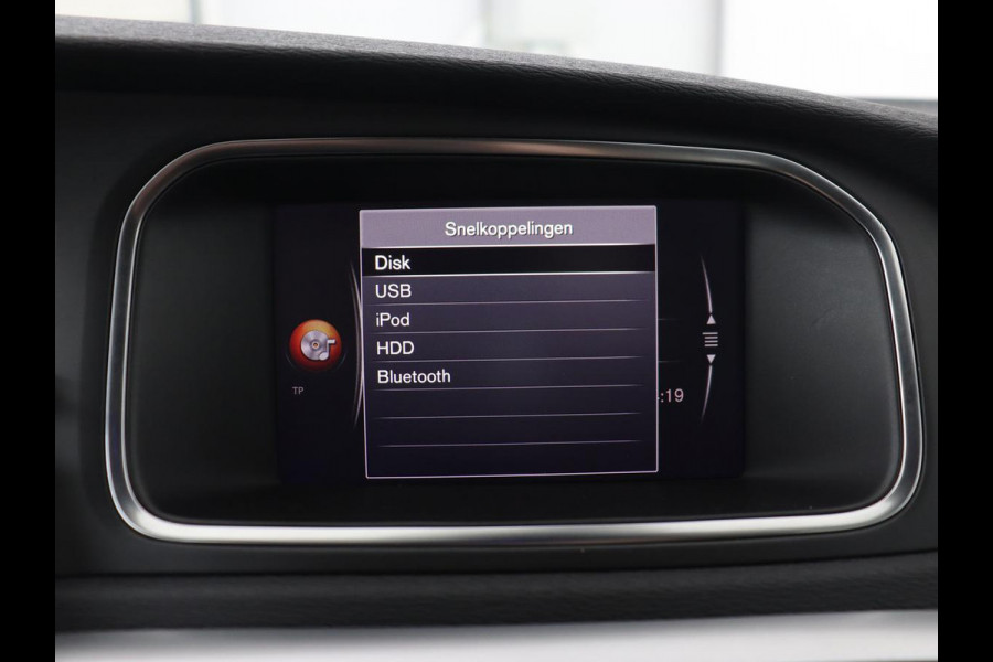 Volvo V40 2.0 T4 Business Sport | Stoelverwarming | Leder/Alcantara | Full LED | Navigatie | Climate control | Climate control | Parkeerhulp | R-Design