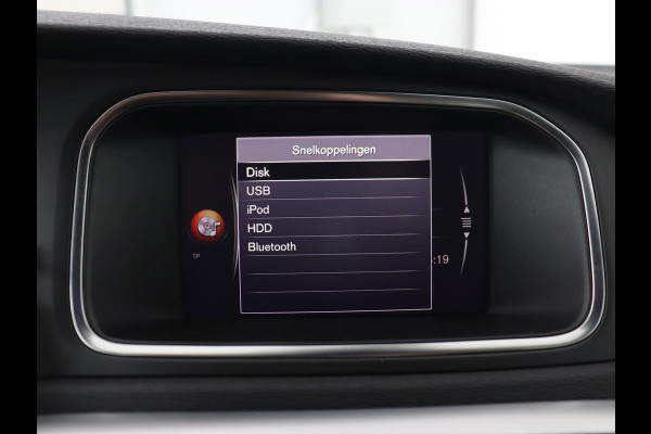 Volvo V40 2.0 T4 Business Sport | Stoelverwarming | Leder/Alcantara | Full LED | Navigatie | Climate control | Climate control | Parkeerhulp | R-Design