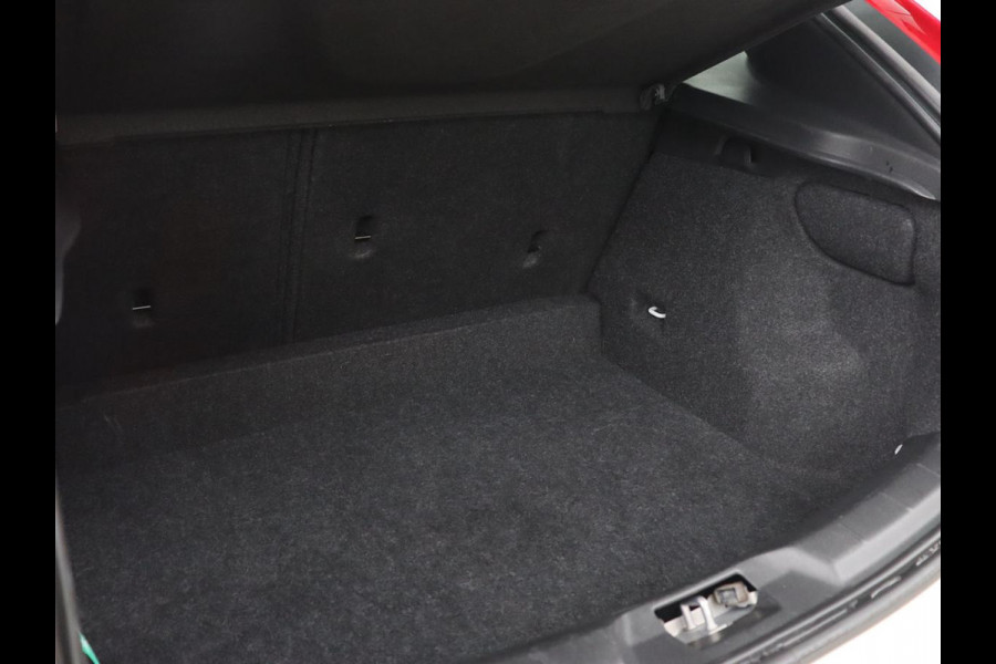 Volvo V40 2.0 T4 Business Sport | Stoelverwarming | Leder/Alcantara | Full LED | Navigatie | Climate control | Climate control | Parkeerhulp | R-Design