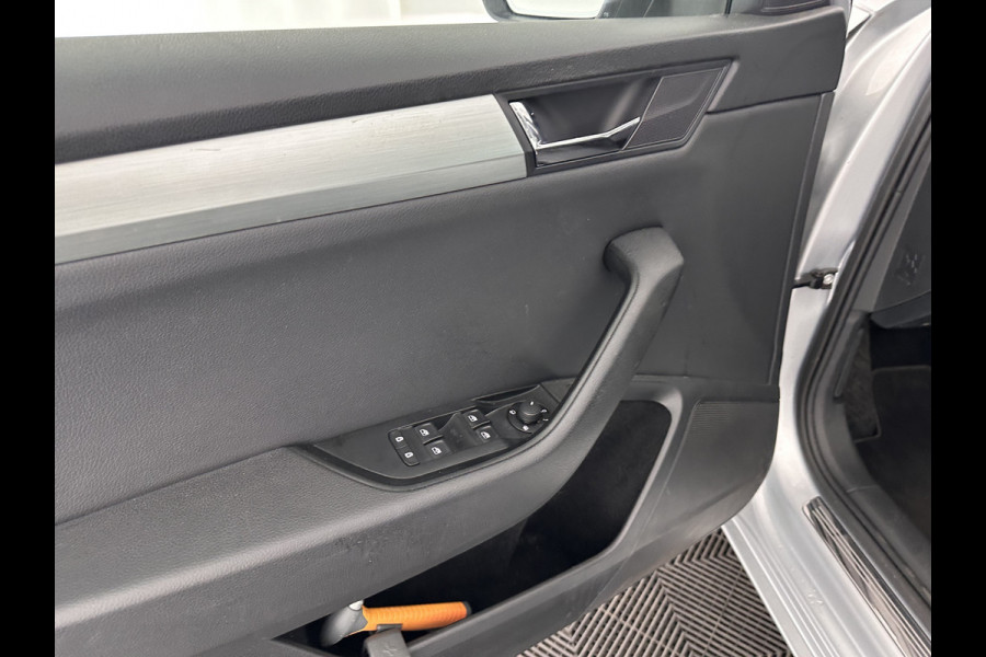 Škoda Superb Combi 1.6 TDI Clever Edition (INCL-BTW) Aut. *PANO | BI-XENON | MEMORY-PACK | NAVI-FULLMAP | HEATED-COMFORTSEATS | ECC | PRIVACY-GLASS | PARKPILOT | SHIFT-PADDLES | AMUNDSEN-AUDIO | CRUISE | TOWBAR | 17''ALU*