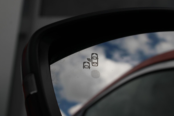 Fiat 600 1.2 110PK Hybrid LA PRIMA | NAVIGATIE | LEDEREN BEKLEDING | ELEKTRISCH BEDIENBARE BESTUURDERSSTOEL MET MASSAGE FUNCTIE | VOORSTOELEN VERWARMD | KEYLESS ENTRY | ADAPTIVE CRUISE CONTROL | SCHAKELFLIPPERS | APPLE CARPLAY | ACHTERUITRIJ CAMERA | DODEHOEKDETECTIE | DAB+ RADIO | DRAADLOOS LADEN |