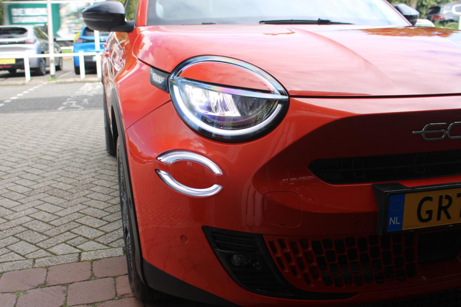 Fiat 600 1.2 110PK Hybrid LA PRIMA | NAVIGATIE | LEDEREN BEKLEDING | ELEKTRISCH BEDIENBARE BESTUURDERSSTOEL MET MASSAGE FUNCTIE | VOORSTOELEN VERWARMD | KEYLESS ENTRY | ADAPTIVE CRUISE CONTROL | SCHAKELFLIPPERS | APPLE CARPLAY | ACHTERUITRIJ CAMERA | DODEHOEKDETECTIE | DAB+ RADIO | DRAADLOOS LADEN |