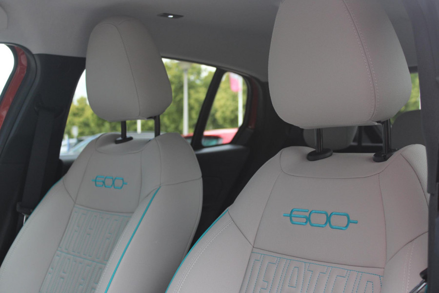 Fiat 600 1.2 110PK Hybrid LA PRIMA | NAVIGATIE | LEDEREN BEKLEDING | ELEKTRISCH BEDIENBARE BESTUURDERSSTOEL MET MASSAGE FUNCTIE | VOORSTOELEN VERWARMD | KEYLESS ENTRY | ADAPTIVE CRUISE CONTROL | SCHAKELFLIPPERS | APPLE CARPLAY | ACHTERUITRIJ CAMERA | DODEHOEKDETECTIE | DAB+ RADIO | DRAADLOOS LADEN |