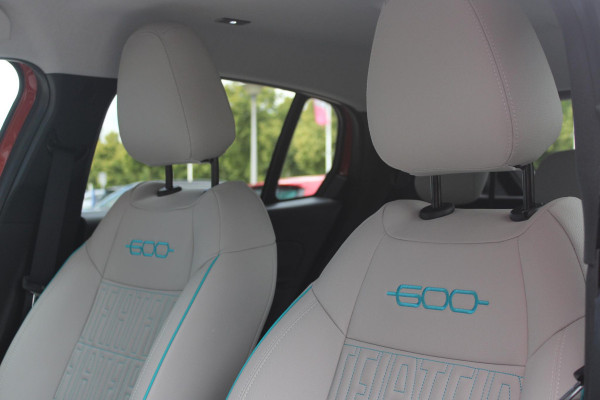 Fiat 600 1.2 110PK Hybrid LA PRIMA | NAVIGATIE | LEDEREN BEKLEDING | ELEKTRISCH BEDIENBARE BESTUURDERSSTOEL MET MASSAGE FUNCTIE | VOORSTOELEN VERWARMD | KEYLESS ENTRY | ADAPTIVE CRUISE CONTROL | SCHAKELFLIPPERS | APPLE CARPLAY | ACHTERUITRIJ CAMERA | DODEHOEKDETECTIE | DAB+ RADIO | DRAADLOOS LADEN |