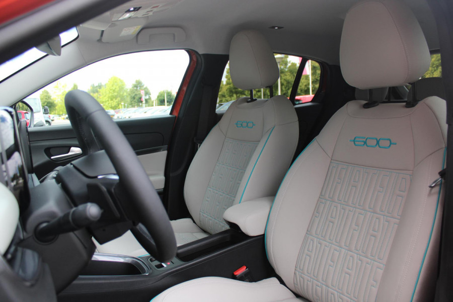 Fiat 600 1.2 110PK Hybrid LA PRIMA | NAVIGATIE | LEDEREN BEKLEDING | ELEKTRISCH BEDIENBARE BESTUURDERSSTOEL MET MASSAGE FUNCTIE | VOORSTOELEN VERWARMD | KEYLESS ENTRY | ADAPTIVE CRUISE CONTROL | SCHAKELFLIPPERS | APPLE CARPLAY | ACHTERUITRIJ CAMERA | DODEHOEKDETECTIE | DAB+ RADIO | DRAADLOOS LADEN |