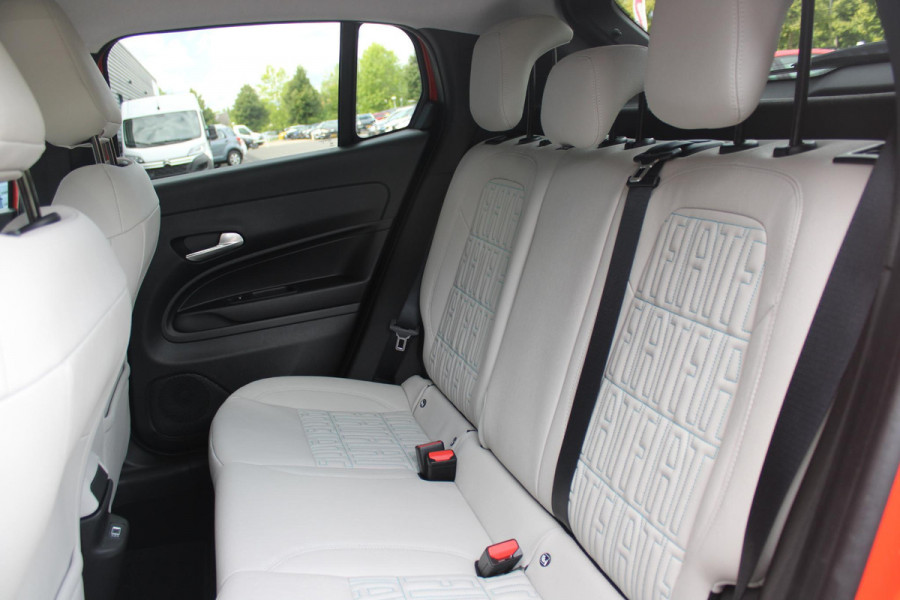 Fiat 600 1.2 110PK Hybrid LA PRIMA | NAVIGATIE | LEDEREN BEKLEDING | ELEKTRISCH BEDIENBARE BESTUURDERSSTOEL MET MASSAGE FUNCTIE | VOORSTOELEN VERWARMD | KEYLESS ENTRY | ADAPTIVE CRUISE CONTROL | SCHAKELFLIPPERS | APPLE CARPLAY | ACHTERUITRIJ CAMERA | DODEHOEKDETECTIE | DAB+ RADIO | DRAADLOOS LADEN |