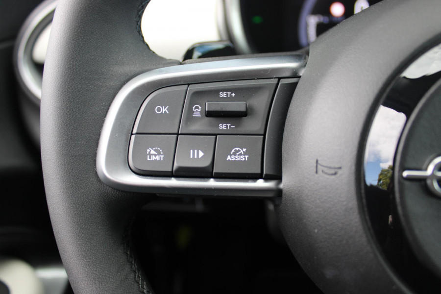 Fiat 600 1.2 110PK Hybrid LA PRIMA | NAVIGATIE | LEDEREN BEKLEDING | ELEKTRISCH BEDIENBARE BESTUURDERSSTOEL MET MASSAGE FUNCTIE | VOORSTOELEN VERWARMD | KEYLESS ENTRY | ADAPTIVE CRUISE CONTROL | SCHAKELFLIPPERS | APPLE CARPLAY | ACHTERUITRIJ CAMERA | DODEHOEKDETECTIE | DAB+ RADIO | DRAADLOOS LADEN |