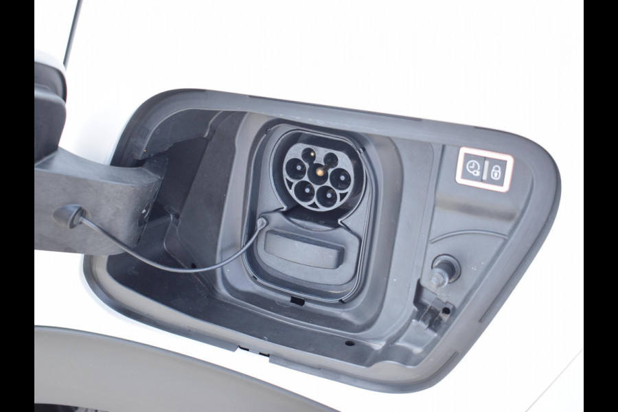 Peugeot e-2008 EV Active Pack 50 kWh | Navigatie | Parkeersensoren achter | Keyless start | Apple Carplay/Android Auto | All Season |