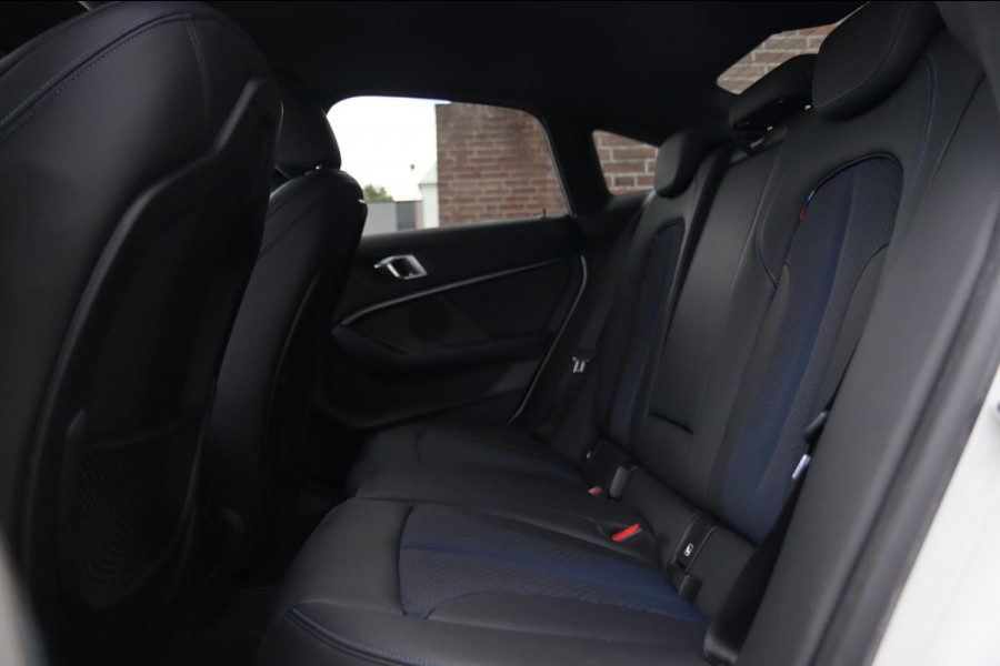 BMW 2 Serie Gran Coupé 218i M Sport / LIVE COCKPIT / HUD / CARPLAY / TREKHAAK / SFEERVERLICHTING