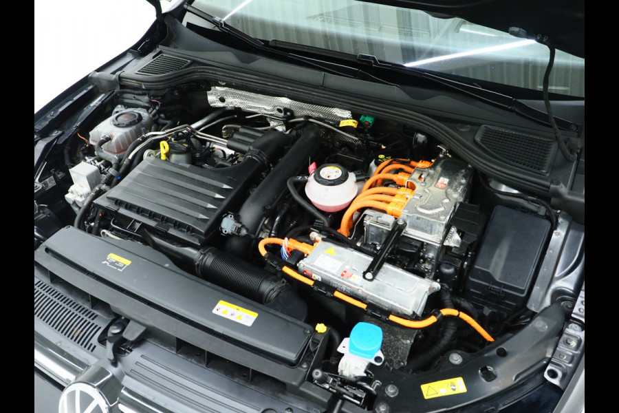 Volkswagen Golf 1.4 eHybrid Style 204PK | Massage | Head Up | Virtual | Keyless | Adaptive Cruise | Carplay | DAB