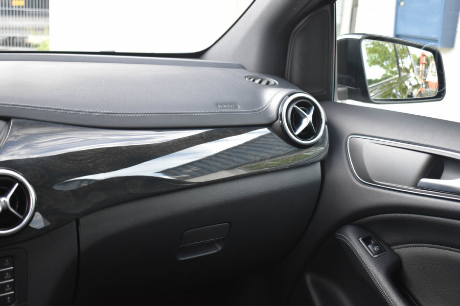 Mercedes-Benz B-Klasse 180 AMG-Line | Panoramadak | Carplay | Leder | Camera