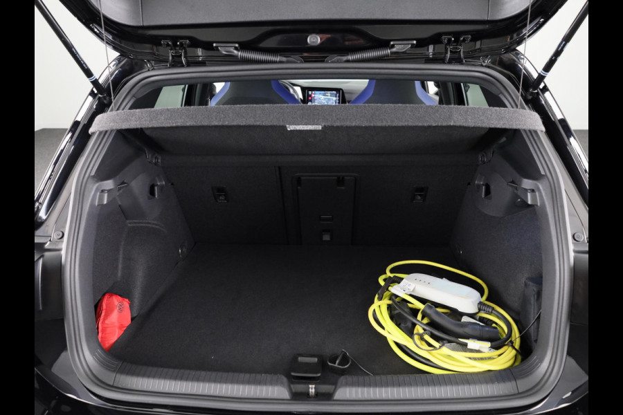 Volkswagen Golf 1.4 eHybrid GTE 245 pk Automaat (DSG) | Navigatie | Parkeersensoren (Park assist) | Adaptieve cruise control | Matrix LED koplampen | Stoelverwarming |