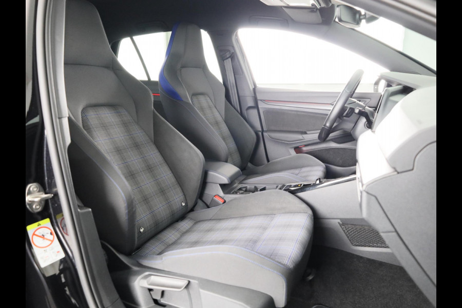 Volkswagen Golf 1.4 eHybrid GTE 245 pk Automaat (DSG) | Navigatie | Parkeersensoren (Park assist) | Adaptieve cruise control | Matrix LED koplampen | Stoelverwarming |