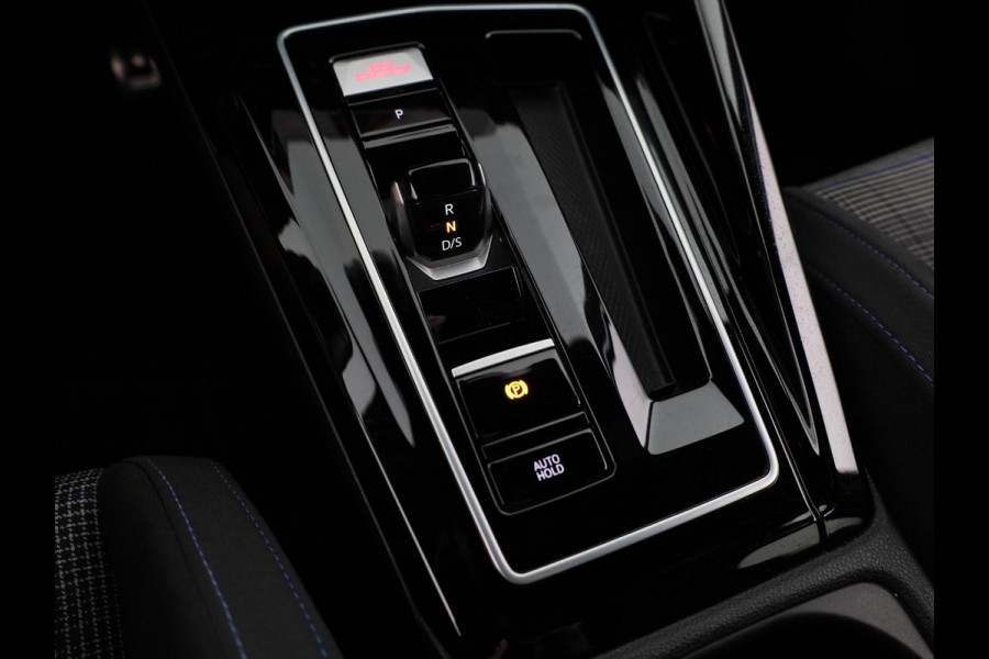 Volkswagen Golf 1.4 eHybrid GTE 245 pk Automaat (DSG) | Navigatie | Parkeersensoren (Park assist) | Adaptieve cruise control | Matrix LED koplampen | Stoelverwarming |