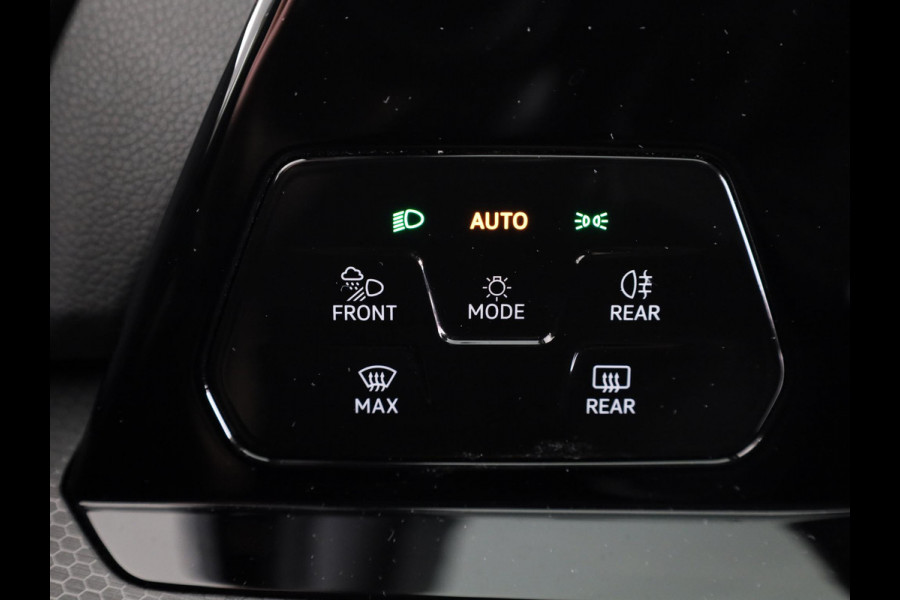Volkswagen Golf 1.4 eHybrid GTE 245 pk Automaat (DSG) | Navigatie | Parkeersensoren (Park assist) | Adaptieve cruise control | Matrix LED koplampen | Stoelverwarming |