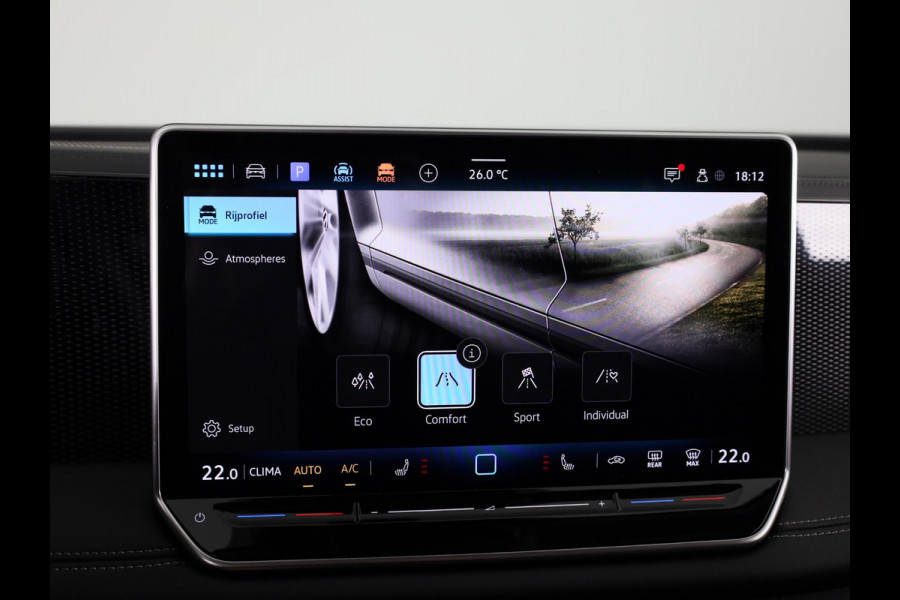 Volkswagen Tiguan 1.5 eTSI Life Edition 130 pk Automaat (DSG) | Navigatie | Elektr. trekhaak | Parkeersensoren (Park assist) | Achteruitrijcamera | Stoelverwarming |