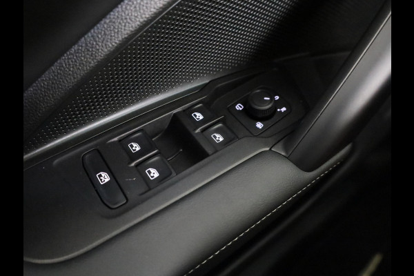Volkswagen Tiguan 1.5 eTSI Life Edition 130 pk Automaat (DSG) | Navigatie | Elektr. trekhaak | Parkeersensoren (Park assist) | Achteruitrijcamera | Stoelverwarming |