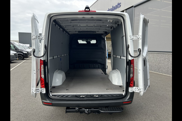Mercedes-Benz Sprinter 317 CDI L2 H1 2800KG Trekhaak / MBUX / Camera / Carplay navigatie / Airco / 270 Graden achterdeuren