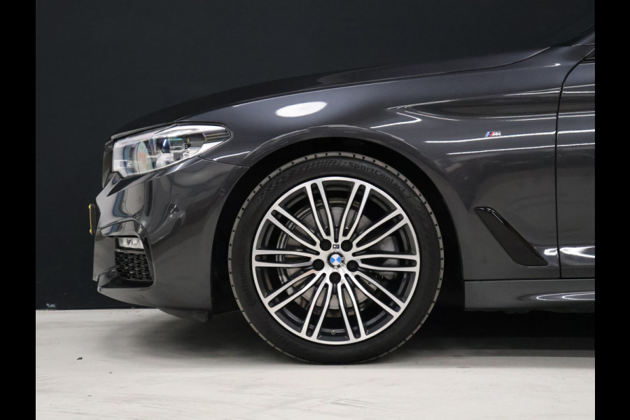 BMW 5 Serie 520i M Sport [SCHUIFKANTELDAK, SFEERVERLICHTING, CAMERA, PDC V+A, MEMORY SEATS, APPLE CARPLAY, HEAD UP DISPLAY, CRUISE CONTROL, AUTO CLIMATE CONTROL, STOELVERWARMING, NAVIGATIE, NIEUWSTAAT]