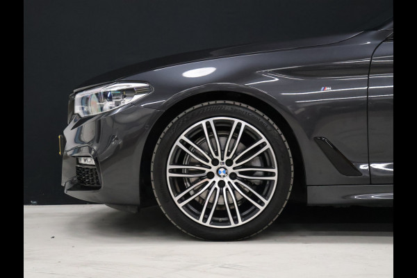BMW 5 Serie 520i M Sport [SCHUIFKANTELDAK, SFEERVERLICHTING, CAMERA, PDC V+A, MEMORY SEATS, APPLE CARPLAY, HEAD UP DISPLAY, CRUISE CONTROL, AUTO CLIMATE CONTROL, STOELVERWARMING, NAVIGATIE, NIEUWSTAAT]