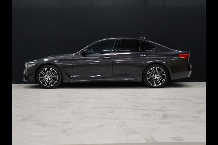 BMW 5 Serie 520i M Sport [SCHUIFKANTELDAK, SFEERVERLICHTING, CAMERA, PDC V+A, MEMORY SEATS, APPLE CARPLAY, HEAD UP DISPLAY, CRUISE CONTROL, AUTO CLIMATE CONTROL, STOELVERWARMING, NAVIGATIE, NIEUWSTAAT]
