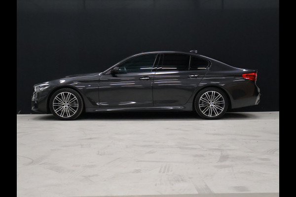 BMW 5 Serie 520i M Sport [SCHUIFKANTELDAK, SFEERVERLICHTING, CAMERA, PDC V+A, MEMORY SEATS, APPLE CARPLAY, HEAD UP DISPLAY, CRUISE CONTROL, AUTO CLIMATE CONTROL, STOELVERWARMING, NAVIGATIE, NIEUWSTAAT]