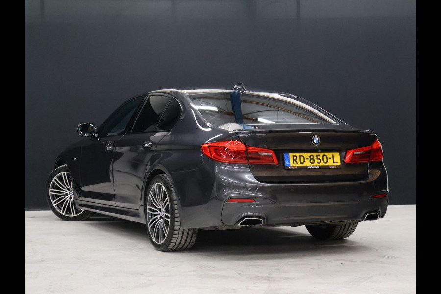 BMW 5 Serie 520i M Sport [SCHUIFKANTELDAK, SFEERVERLICHTING, CAMERA, PDC V+A, MEMORY SEATS, APPLE CARPLAY, HEAD UP DISPLAY, CRUISE CONTROL, AUTO CLIMATE CONTROL, STOELVERWARMING, NAVIGATIE, NIEUWSTAAT]