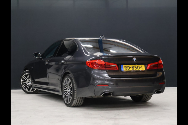 BMW 5 Serie 520i M Sport [SCHUIFKANTELDAK, SFEERVERLICHTING, CAMERA, PDC V+A, MEMORY SEATS, APPLE CARPLAY, HEAD UP DISPLAY, CRUISE CONTROL, AUTO CLIMATE CONTROL, STOELVERWARMING, NAVIGATIE, NIEUWSTAAT]