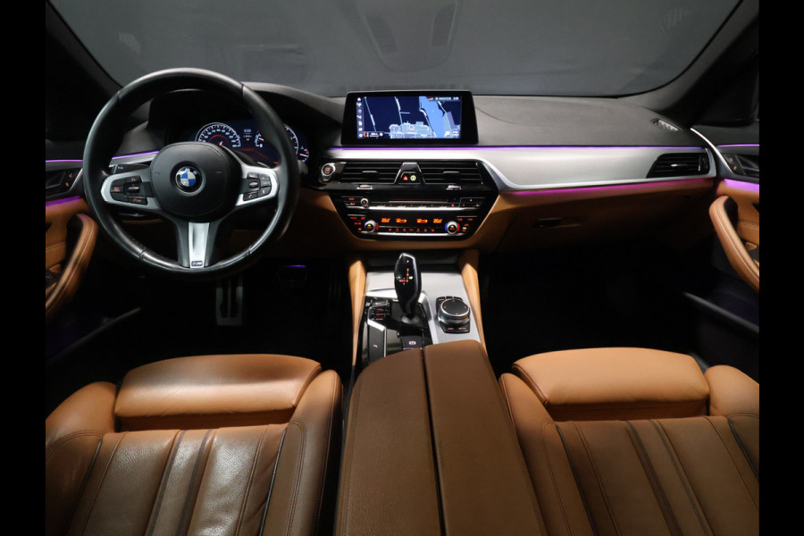 BMW 5 Serie 520i M Sport [SCHUIFKANTELDAK, SFEERVERLICHTING, CAMERA, PDC V+A, MEMORY SEATS, APPLE CARPLAY, HEAD UP DISPLAY, CRUISE CONTROL, AUTO CLIMATE CONTROL, STOELVERWARMING, NAVIGATIE, NIEUWSTAAT]