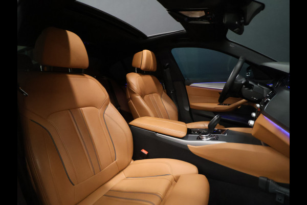 BMW 5 Serie 520i M Sport [SCHUIFKANTELDAK, SFEERVERLICHTING, CAMERA, PDC V+A, MEMORY SEATS, APPLE CARPLAY, HEAD UP DISPLAY, CRUISE CONTROL, AUTO CLIMATE CONTROL, STOELVERWARMING, NAVIGATIE, NIEUWSTAAT]