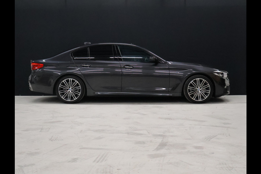 BMW 5 Serie 520i M Sport [SCHUIFKANTELDAK, SFEERVERLICHTING, CAMERA, PDC V+A, MEMORY SEATS, APPLE CARPLAY, HEAD UP DISPLAY, CRUISE CONTROL, AUTO CLIMATE CONTROL, STOELVERWARMING, NAVIGATIE, NIEUWSTAAT]